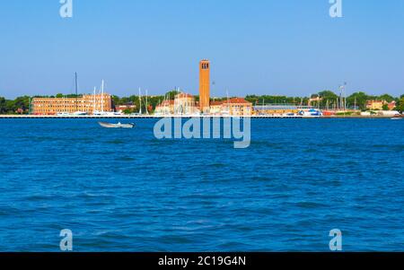 Blick auf Venedig Waterfront mit Chiesa parrocchiale di Sant`Elena Imperatrice katholische Kirche Gebäude Marina SantElena Bootclub vor, Italien Stockfoto